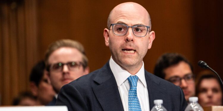 Stephen Miran, candidato a la Junta de Gobernadores de la Reserva Federal, testifica ante el Comité de Banca, Vivienda y Asuntos Urbanos en el Capitolio en Washington el 4 de septiembre de 2025. (Madalina Kilroy/La Gran Época)