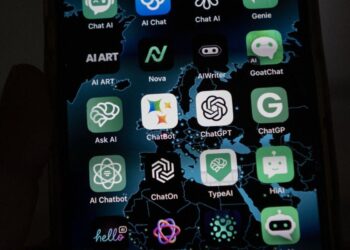 Se ven varias aplicaciones de IA en la pantalla de un teléfono inteligente en Oslo, Noruega, el 12 de julio de 2023. (Olivier Morin/AFP vía Getty Images)