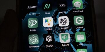 Se ven varias aplicaciones de IA en la pantalla de un teléfono inteligente en Oslo, Noruega, el 12 de julio de 2023. (Olivier Morin/AFP vía Getty Images)