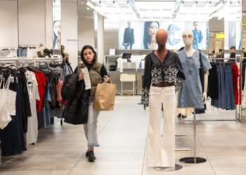 La confianza del consumidor cae a medida que los compradores se vuelven cautelosos antes de las vacaciones