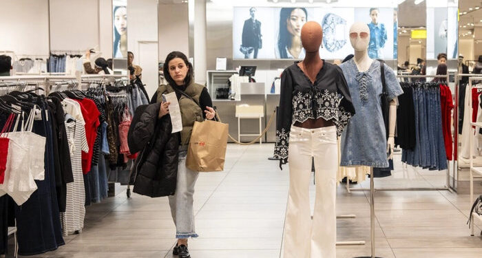 La confianza del consumidor cae a medida que los compradores se vuelven cautelosos antes de las vacaciones