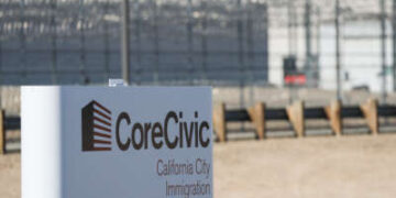 El Centro de Procesamiento de Inmigración de la Ciudad de California de CoreCivic, Inc. se encuentra en el desierto del condado de Kern esperando su reapertura como centro federal de detención de inmigrantes bajo contrato con el Servicio de Inmigración y Control de Aduanas (ICE) de EE. UU. en la ciudad de California, California, el 10 de julio de 2025.
