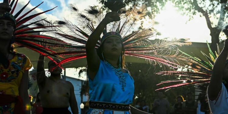 La derecha quiere eliminar a los pueblos indígenas de la historia de Estados Unidos. No los dejaremos.