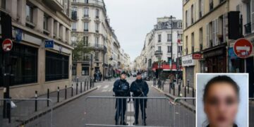 Un collage de imágenes que contiene 2 imágenes. La imagen 1 muestra policías vigilando las calles cerca de la sala de conciertos Bataclan en París después de una serie de ataques. La imagen 2 muestra una foto borrosa de la ex del terrorista ISIS de Bataclan.