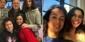 Un collage de imágenes que contiene 2 imágenes. La imagen 1 muestra a Drena De Niro con Robert De Niro y sus hijos, Airyn De Niro y Leandro De Niro-Rodríguez, alrededor de la Navidad. La imagen 2 muestra a Leandro De Niro, Drena De Niro y Robert De Niro sonriendo.