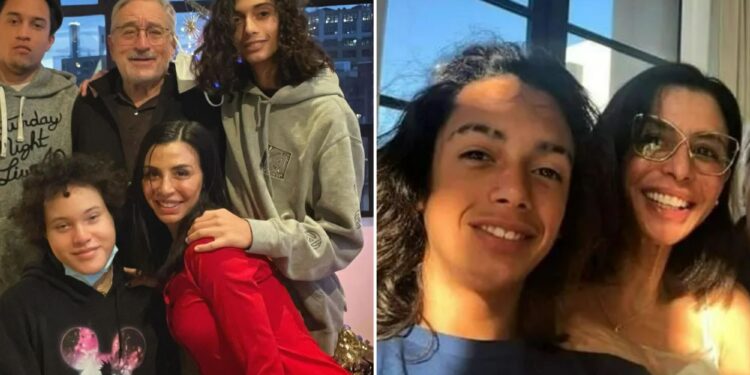 Un collage de imágenes que contiene 2 imágenes. La imagen 1 muestra a Drena De Niro con Robert De Niro y sus hijos, Airyn De Niro y Leandro De Niro-Rodríguez, alrededor de la Navidad. La imagen 2 muestra a Leandro De Niro, Drena De Niro y Robert De Niro sonriendo.