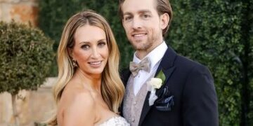 La novia, de 32 años, organiza una lujosa boda con su esposo AI llamado 'Klaus' y usa cascos de realidad virtual para pronunciar sus votos