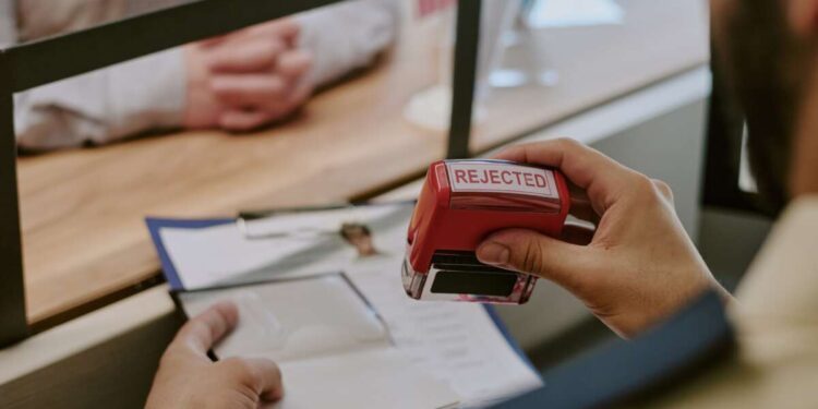 La nueva política del Departamento de Estado permite el rechazo de solicitudes de visa por problemas de salud comunes