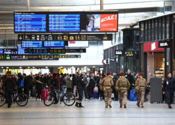 La policía dispara a un hombre que "amenazó con degollar a un niño y una mujer e intentó apuñalar a los pasajeros" en la estación de tren de París