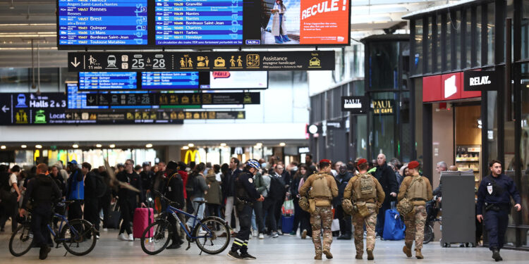 La policía dispara a un hombre que "amenazó con degollar a un niño y una mujer e intentó apuñalar a los pasajeros" en la estación de tren de París