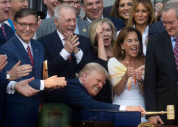 El presidente Donald Trump golpea un mazo después de firmar su proyecto de ley de exenciones fiscales y recortes de gastos en el jardín sur de la Casa Blanca en Washington, DC, el 4 de julio de 2025.