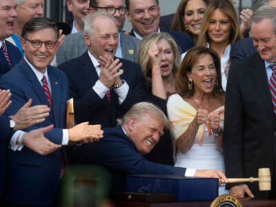 El presidente Donald Trump golpea un mazo después de firmar su proyecto de ley de exenciones fiscales y recortes de gastos en el jardín sur de la Casa Blanca en Washington, DC, el 4 de julio de 2025.