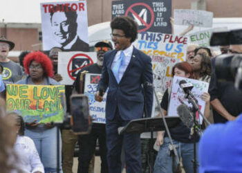 El representante del estado de Tennessee, Justin Pearson, habla en oposición a un plan de xAI de Elon Musks para utilizar turbinas de gas para un nuevo centro de datos durante una manifestación frente a la escuela secundaria Fairley antes de una reunión de comentarios públicos sobre el proyecto en Memphis, Tennessee, el 25 de abril de 2025.