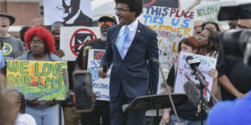 El representante del estado de Tennessee, Justin Pearson, habla en oposición a un plan de xAI de Elon Musks para utilizar turbinas de gas para un nuevo centro de datos durante una manifestación frente a la escuela secundaria Fairley antes de una reunión de comentarios públicos sobre el proyecto en Memphis, Tennessee, el 25 de abril de 2025.