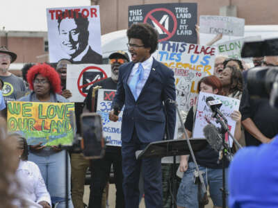 El representante del estado de Tennessee, Justin Pearson, habla en oposición a un plan de xAI de Elon Musks para utilizar turbinas de gas para un nuevo centro de datos durante una manifestación frente a la escuela secundaria Fairley antes de una reunión de comentarios públicos sobre el proyecto en Memphis, Tennessee, el 25 de abril de 2025.
