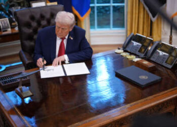 El presidente Donald Trump firma una orden ejecutiva sobre la pena de muerte en el Distrito de Columbia el 25 de septiembre de 2025.