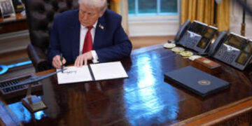 El presidente Donald Trump firma una orden ejecutiva sobre la pena de muerte en el Distrito de Columbia el 25 de septiembre de 2025.