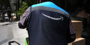 Un repartidor de Amazon carga un carrito con paquetes el 16 de julio de 2024 en San Francisco, California.