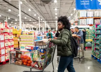 La gente compra en una tienda de comestibles en Elkridge, Maryland, el 24 de octubre de 2025. (Madalina Kilroy/La Gran Época)