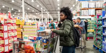 La gente compra en una tienda de comestibles en Elkridge, Maryland, el 24 de octubre de 2025. (Madalina Kilroy/La Gran Época)