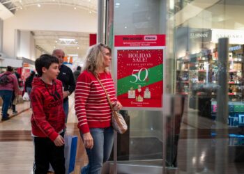 La gente compra el Viernes Negro en un centro comercial en Hanover, Maryland, el 29 de noviembre de 2024. (Madalina Vasiliu/La Gran Época)