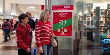 La gente compra el Viernes Negro en un centro comercial en Hanover, Maryland, el 29 de noviembre de 2024. (Madalina Vasiliu/La Gran Época)