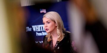 Leavitt dice que “todas” las órdenes militares de Trump deben “presumirse como legales”