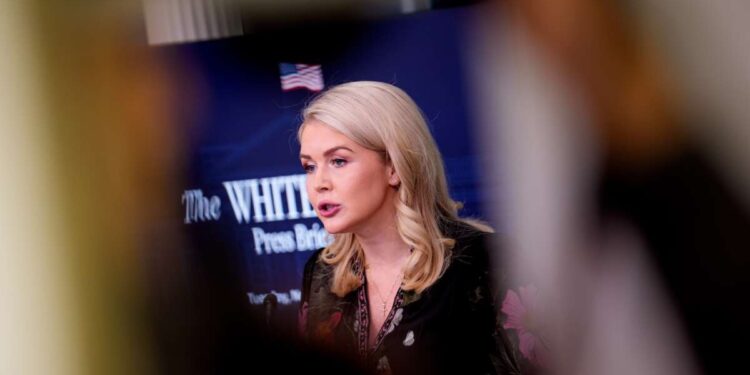 Leavitt dice que “todas” las órdenes militares de Trump deben “presumirse como legales”