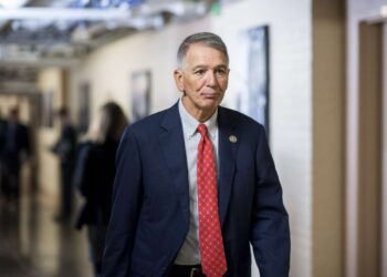 Los CDC acaban de nombrar a un antivacunas para el segundo puesto más alto de la agencia