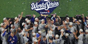 Clayton Kershaw de Los Angeles Dodgers levanta el Trofeo del Comisionado después de derrotar a los Toronto Blue Jays 5-4 en el Juego 7 de la Serie Mundial 2025 en el Rogers Centre de Toronto, en las primeras horas del 2 de noviembre de 2025. (Patrick Smith/Getty Images)