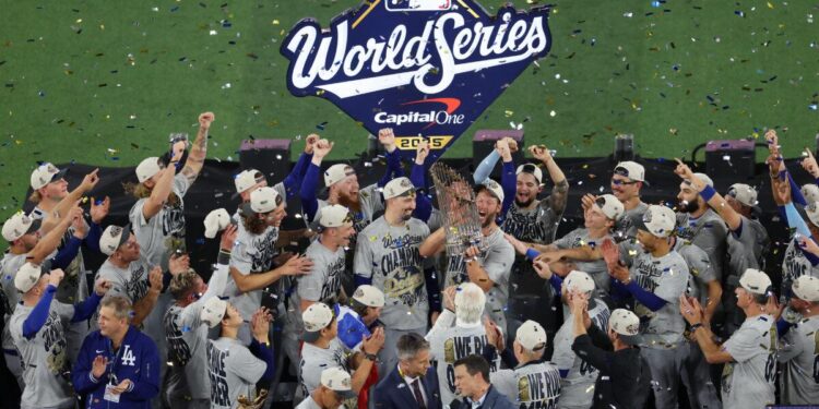Clayton Kershaw de Los Angeles Dodgers levanta el Trofeo del Comisionado después de derrotar a los Toronto Blue Jays 5-4 en el Juego 7 de la Serie Mundial 2025 en el Rogers Centre de Toronto, en las primeras horas del 2 de noviembre de 2025. (Patrick Smith/Getty Images)