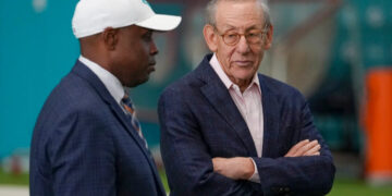 Los Dolphins 'se separan mutuamente' del gerente general en medio de un inicio de 2-7