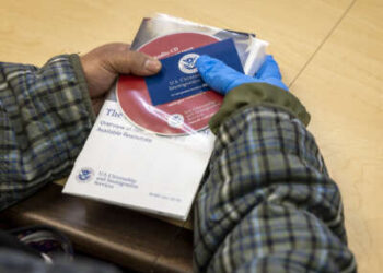 Un inmigrante de Filipinas escucha en una sesión informativa impartida por los Servicios de Inmigración y Ciudadanía de Estados Unidos (USCIS).