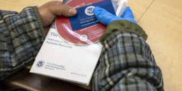 Un inmigrante de Filipinas escucha en una sesión informativa impartida por los Servicios de Inmigración y Ciudadanía de Estados Unidos (USCIS).