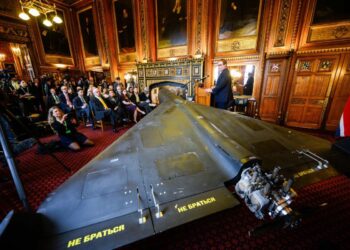 Tom Tugendhat, diputado por Tonbridge, se dirige a los invitados mientras está de pie junto al dron de ataque Shahed-136 de fabricación iraní derribado, utilizado por Rusia en Ucrania, en las Casas del Parlamento, Londres, Inglaterra, el 14 de octubre de 2025. (Leon Neal/Getty Images)