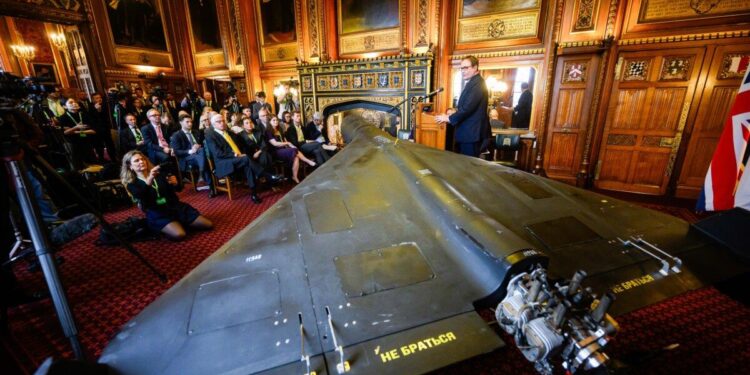 Tom Tugendhat, diputado por Tonbridge, se dirige a los invitados mientras está de pie junto al dron de ataque Shahed-136 de fabricación iraní derribado, utilizado por Rusia en Ucrania, en las Casas del Parlamento, Londres, Inglaterra, el 14 de octubre de 2025. (Leon Neal/Getty Images)