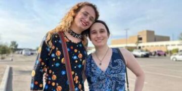 Una fotografía de boda de Autumn Hill y su esposa.