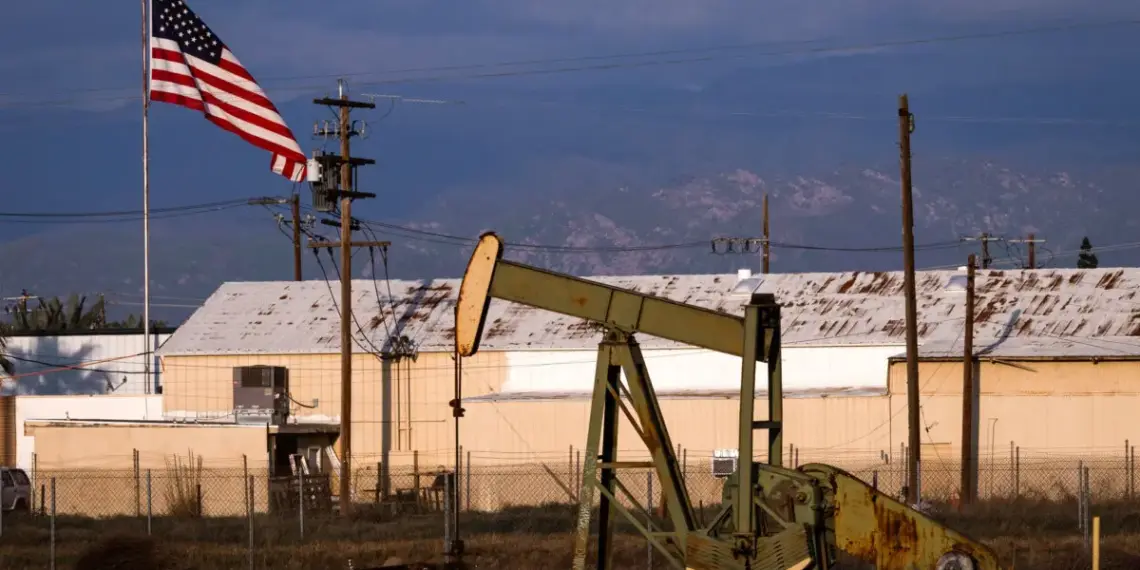 Plataformas de extracción de petróleo bombean petróleo en Bakersfield, California, el 20 de marzo de 2025. (John Fredricks/The Epoch Times)