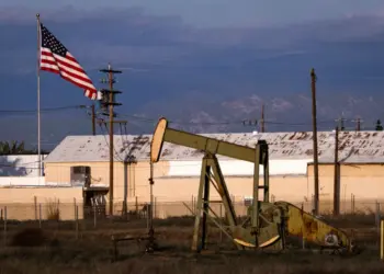 Plataformas de extracción de petróleo bombean petróleo en Bakersfield, California, el 20 de marzo de 2025. (John Fredricks/The Epoch Times)