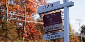 Los trabajadores del comercio minorista ganan actualmente un 51,6 por ciento menos de lo necesario para pagar el alquiler: informe