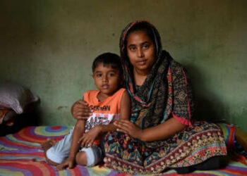 Yanur Akhter (27) posa para un retrato con su hijo en su habitación en Savar, Dhaka, Bangladesh, el 7 de abril de 2025.