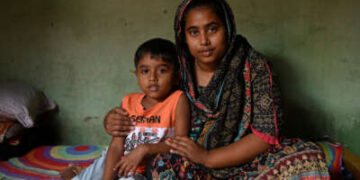 Yanur Akhter (27) posa para un retrato con su hijo en su habitación en Savar, Dhaka, Bangladesh, el 7 de abril de 2025.