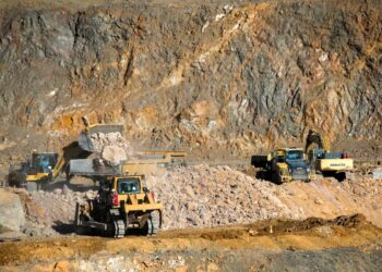 Cargadores de ruedas cargan camiones con mineral en la mina de tierras raras de MP Materials en Mountain Pass, California, el 30 de enero de 2020. (Steve Marcus/Reuters)