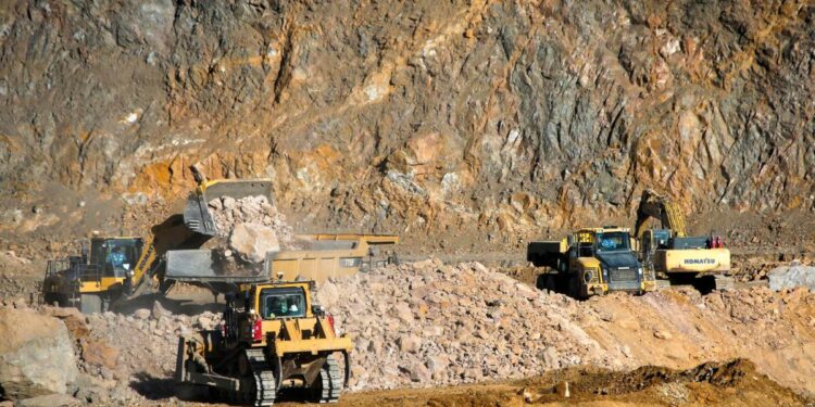 Cargadores de ruedas cargan camiones con mineral en la mina de tierras raras de MP Materials en Mountain Pass, California, el 30 de enero de 2020. (Steve Marcus/Reuters)
