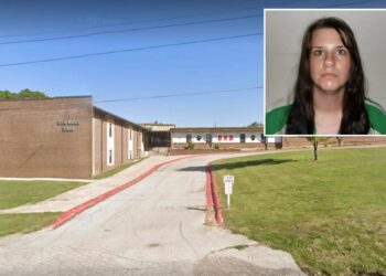 Un collage de imágenes que contiene 2 imágenes. La imagen 1 muestra el edificio y la entrada de la escuela secundaria Dayton. La imagen 2 muestra una foto policial de una mujer con ojos rojos y cabello largo y oscuro, vestida con una camisa a rayas verdes y blancas.