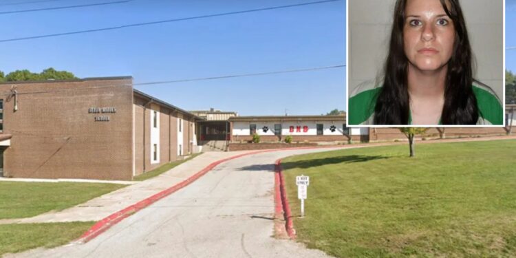Un collage de imágenes que contiene 2 imágenes. La imagen 1 muestra el edificio y la entrada de la escuela secundaria Dayton. La imagen 2 muestra una foto policial de una mujer con ojos rojos y cabello largo y oscuro, vestida con una camisa a rayas verdes y blancas.