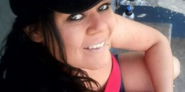 Un collage de imágenes que contiene 1 imagen. La imagen 1 muestra a Rhukaya Lake, de 39 años, sonriendo a la cámara.