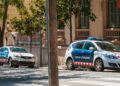 Coche de policía estacionado frente a una pequeña comisaría
