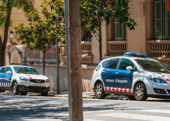 Coche de policía estacionado frente a una pequeña comisaría