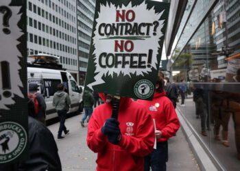 Más de 1.000 trabajadores de Starbucks se declaran en huelga en el “Día de la Copa Roja” de la empresa